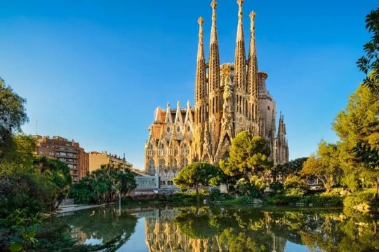Private Tour around the outside of the Sagrada Familia