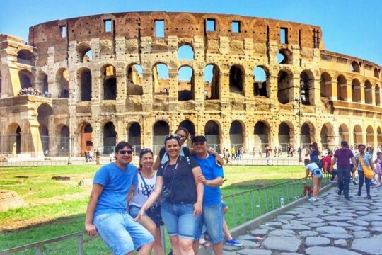 Colosseum and Forum Tour with Lunch in an Ancient Roman Theater