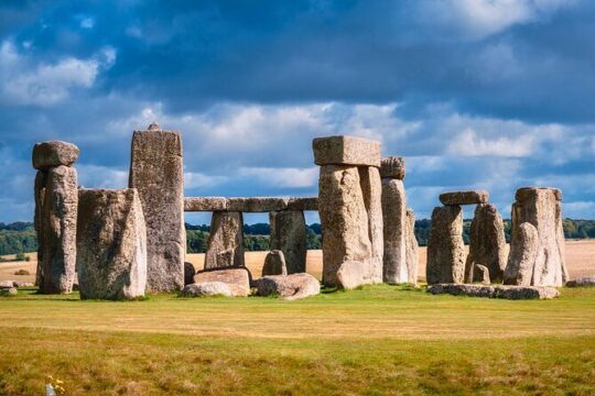 Private Archaeologist–Led Stonehenge Salisbury and Avebury Tour
