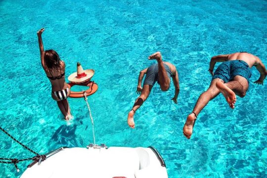 Exclusive Isla Mujeres Tour in Catamaran! Sailing from Cancun