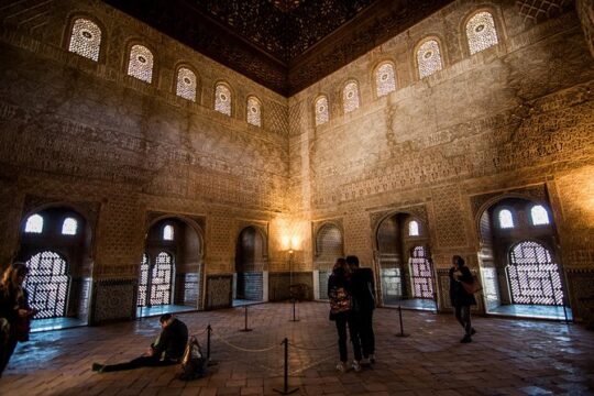 Private Tour: Alhambra at Night Including the Nasrid Palaces and Palace of Charles V