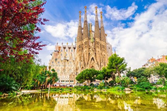 Skip-the-line La Sagrada Familia Basilica with Private Guide