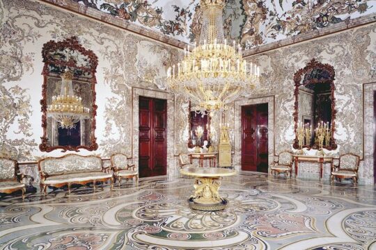 Royal Palace Guided Tour with Priority Access