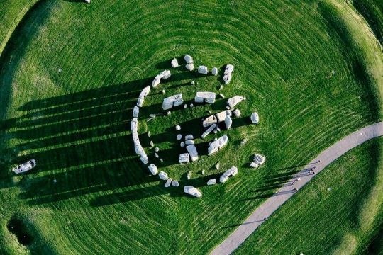 Quintessential England Private Tour. Admire Stonehenge and Roman city of Bath