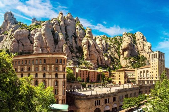 Private Montserrat Tour & Organic Farming Winery + Local Lunch