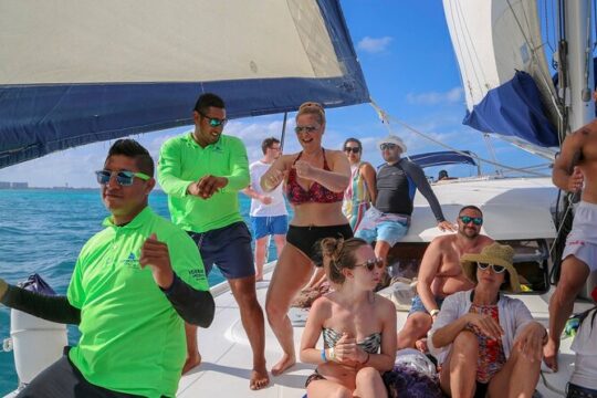 Privilege Catamaran - Comfortable Experience to Isla Mujeres + Open Bar