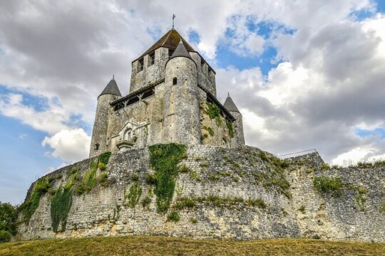 Private day trip from Paris to Provins and back, local driver