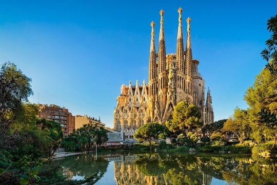 Private Golden Hour in Sagrada Familia + Official Licensed Guide