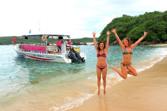 Amazing tour boat through wild nature in Huatulco Bays