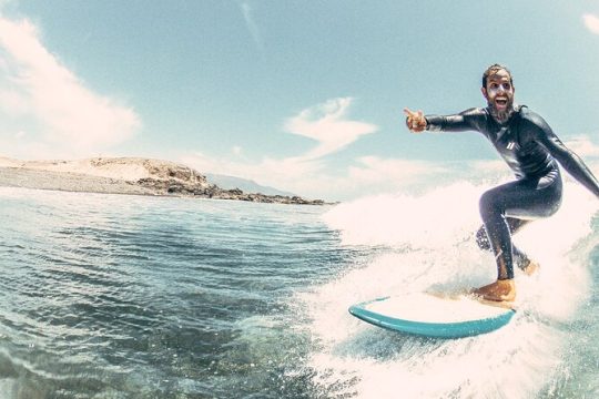 Surfing lessons and surfing for beginners in a group