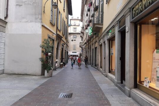 Como city and its History Exclusive Walking Tour (1 h from Milan)