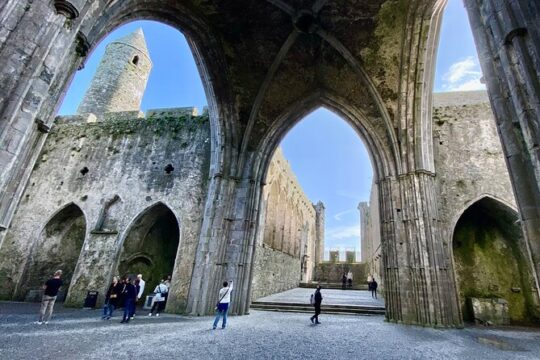 Rock of Cashel Cahir Castle Private Day Tour from Dublin w/picnic