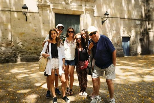 Barcelona Highlights and Secrets. Private Tour with a tapa & drink included