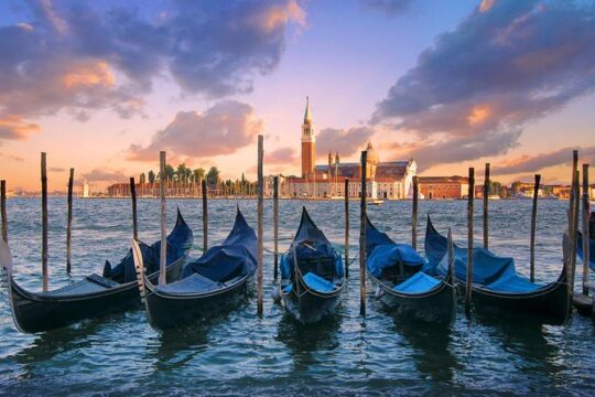 Private Tour: Venice Gondola Ride with Serenade