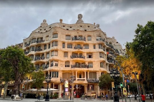 Tour of the Gràcia neighborhood