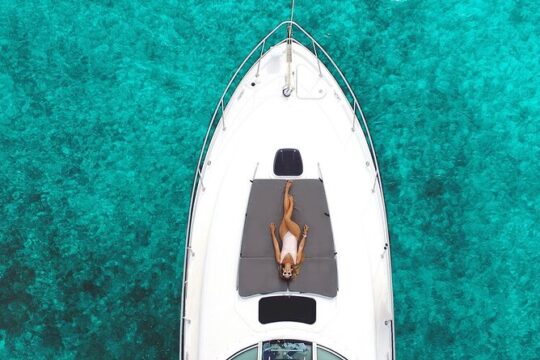 5-Hour Private 40' Yacht 2-Stop Tour to In-Ha reef with Food, Drinks & Snorkel