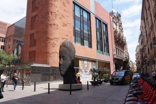 Barcelona like a local: Slow Tour by the Gothic Quarter and Beyond