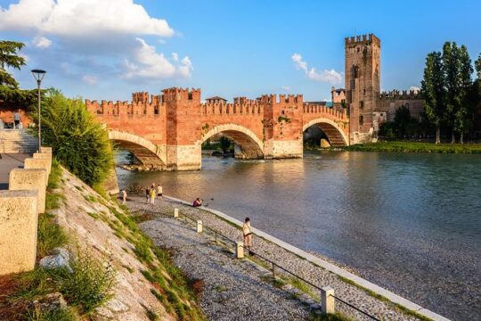 Verona: Welcome Private Tour w/ a Local