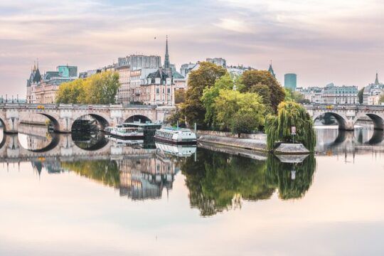 Paris Historic Islands Walk: Seine, Notre Dame & Louvre Views