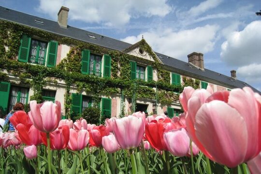 Full Day Private Tour in Giverny & La Roche Guyon