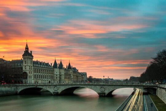 2 hours Paris Private Vintage Car Tour with hotel Pick up and Drop