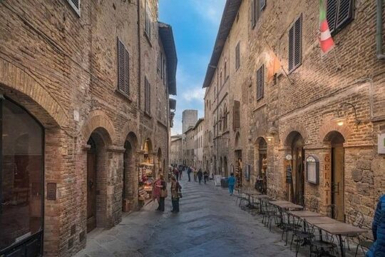 Siena, San Gimignano and Chianti Wine Small Group from Lucca