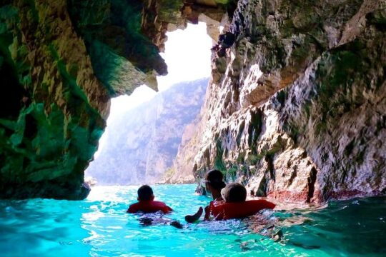 Private Tour of the Island of Capri by Boat and Visit to the Caves