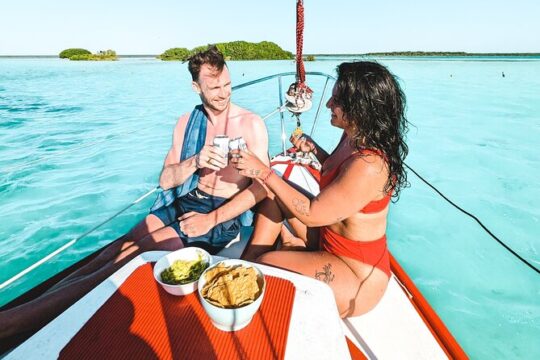 Explore Bacalar Lagoon in privacy and comfort. Ideal for couples and families.