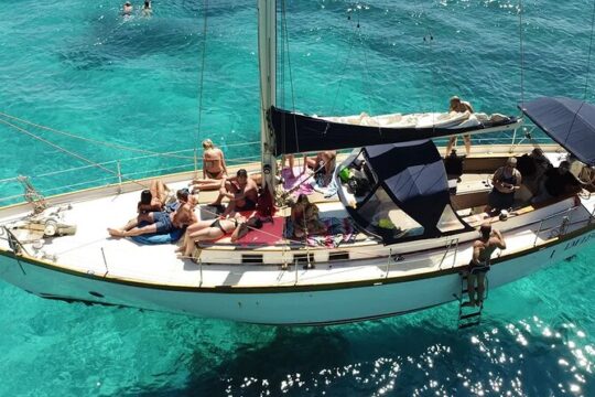 Catania: Boat Trip with Aperitif, Prosecco and Snorkeling