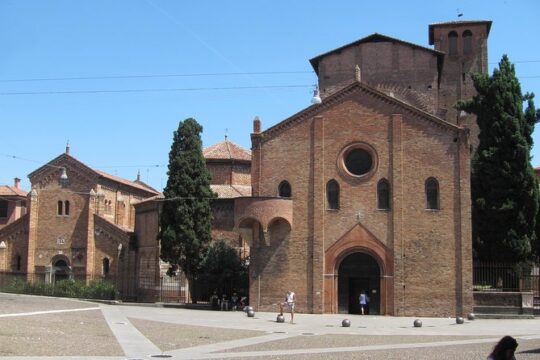 Private tour of Santo Stefano Basilica and Corte Isolani