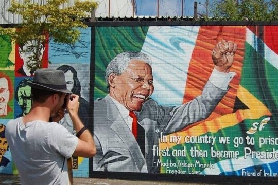 2hours Republican & Loyalist Mural Black Taxi Tour from Belfast