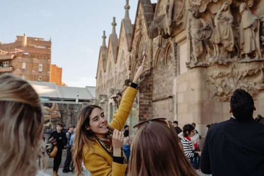 Sagrada Familia Highlights Tour with Skip the Line Tickets