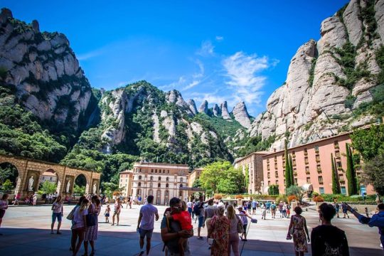 Barcelona Shore Excursion: Private Montserrat and Cava Trail Day Trip from Barcelona