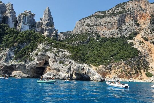 One day tour in rubber dinghy in the Gulf of Orosei with Skipper
