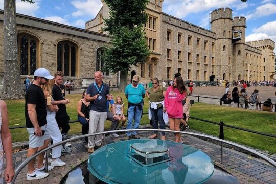 Tower of London: Guided Tour with Thames River Cruise