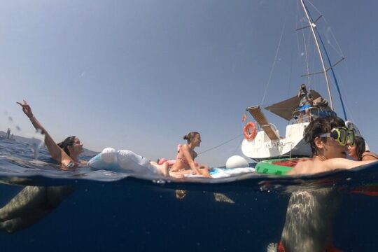 3-Hour Barcelona Sailing Tour with Swimming, Snacks, and Drinks.