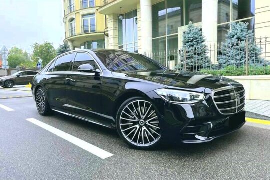 Hourly Disposal Service in Paris: Private Driver by Luxury Car