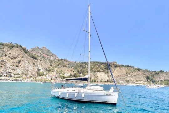 Guided day on a sailing boat in Acitrezza