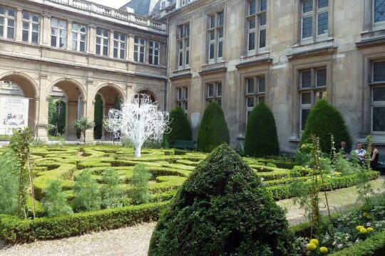 Private pickup Food and Wine Tasting Walking Tour in Le Marais