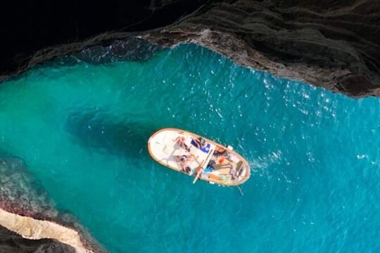 Private tour in a typical Capri boat (three hours)