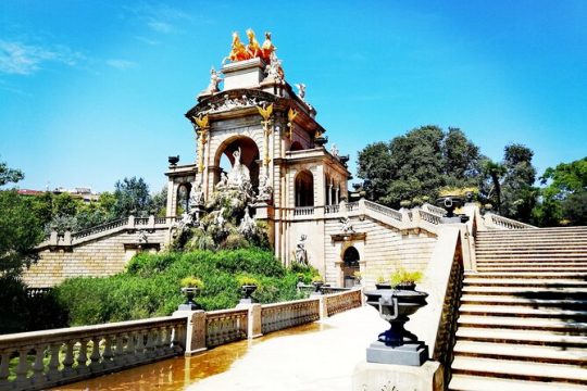 Guided Tour Ciutadella Park Nature, Triumphal Arch and Gaudí in Barcelona.