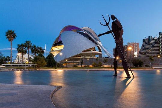 Walking tour of the city of arts and sciences