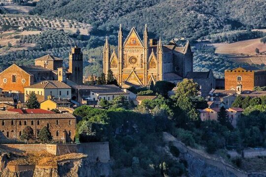 Private One way transfer from Florence to Rome with 2 hours stop in Orvieto
