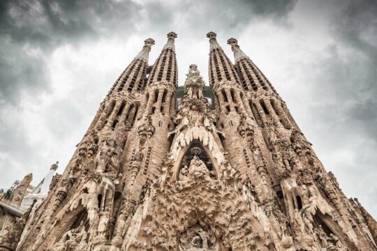 Barcelona: Sagrada Familia Guided Tour & Optional Tower Upgrade