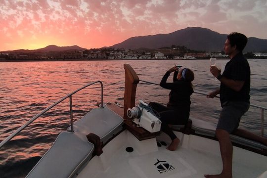 Boat trip at sunset + Bottle of Cava + Seafood Tapa