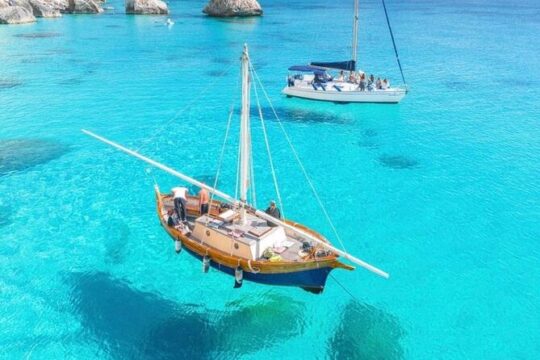 Boat tour of the devil's saddle with swimming and aperitif stops