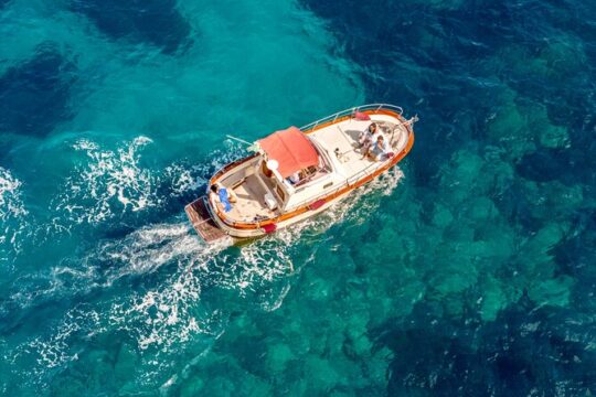 3-hour private boat tour of the island of Capri