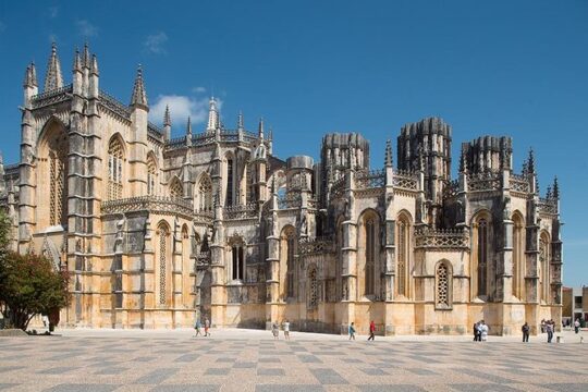 Fatima, Batalha Monastery, Nazaré and Obidos with a local - Private Tour