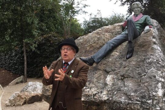 Walking tour in Merrion Square Park with a pint of Guinness Dublin Rogues Tour