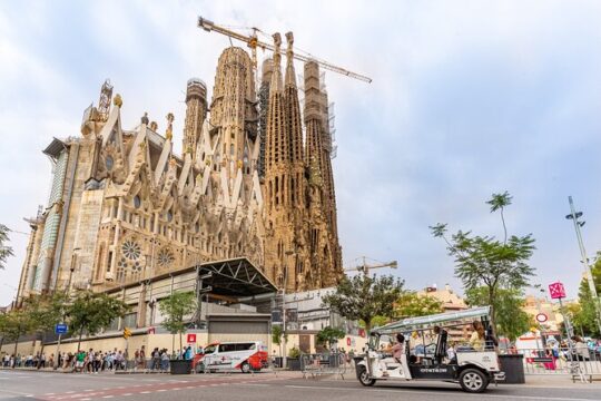 Welcome Tour to Barcelona in Private Eco Tuk Tuk